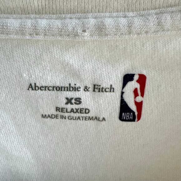 Abercrombie & Fitch NBA Chicago Bulls Graphic Tee - Picture 7 of 8
